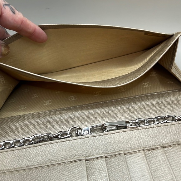 Gorgeous Vintage Chanel wallet light pink/ cream color with silver chain - Picture 7 of 16